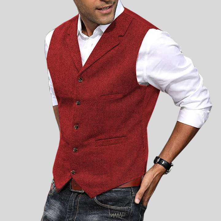 Gilet court sans manches rouge à boutons, coupe ajustée avec poches, porté sur une chemise blanche avec jean.