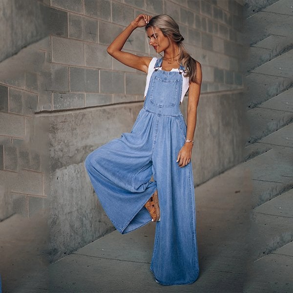 Combinaison en denim Lane pour femme, moderne et décontractée, avec bretelles larges et coupe ample à jambes larges. Style tendance et confortable, portée avec un top blanc, idéale pour un look casual chic au quotidien.