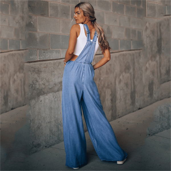 Combinaison en denim Lane pour femme, vue de dos, avec bretelles croisées et coupe large fluide. Style moderne et décontracté, idéale pour un look casual chic confortable et tendance au quotidien.