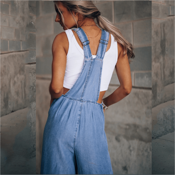 Combinaison en denim Lane pour femme, détail du dos avec bretelles ajustables et coupe fluide. Style moderne et décontracté, associée à un top blanc, parfaite pour un look casual chic et confortable.