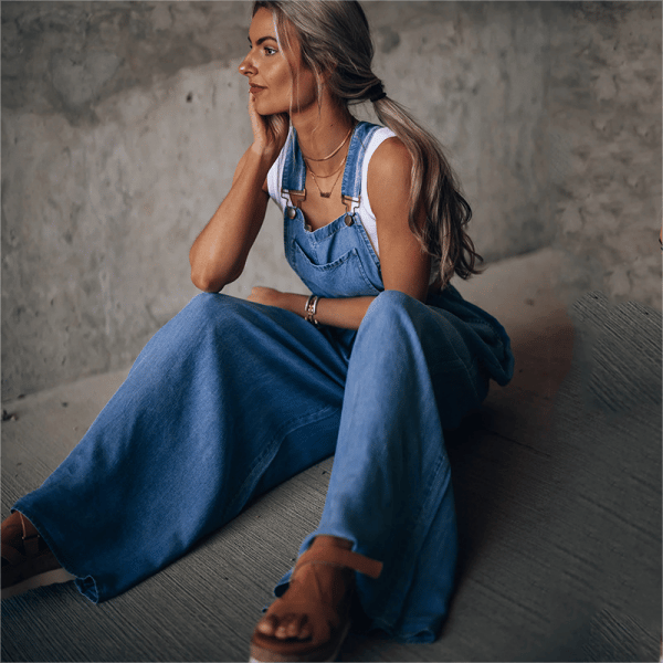 Combinaison en denim Lane pour femme, moderne et confortable, avec bretelles et coupe large fluide. Portée avec un top blanc, elle offre un style décontracté chic, idéal pour un look tendance au quotidien.