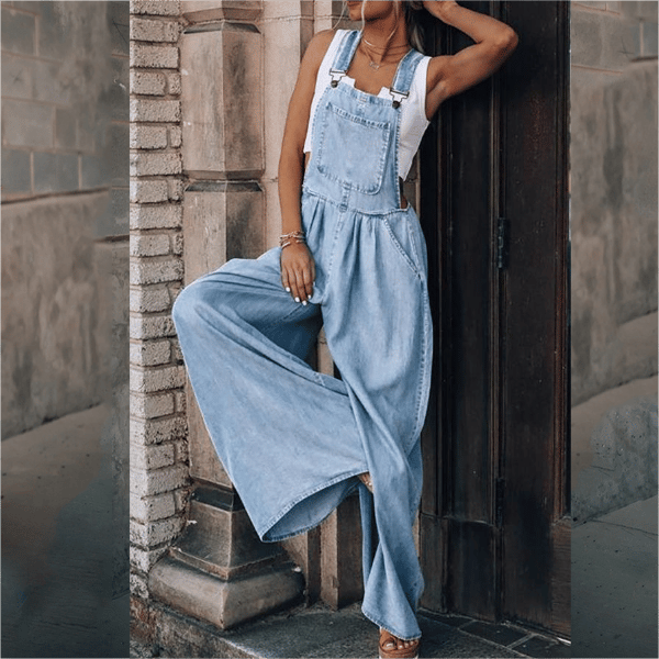 Combinaison en denim Lane pour femme, style moderne avec bretelles et coupe ample à jambes larges. Tissu fluide et confortable, porté avec un top blanc pour un look casual chic et tendance au quotidien.