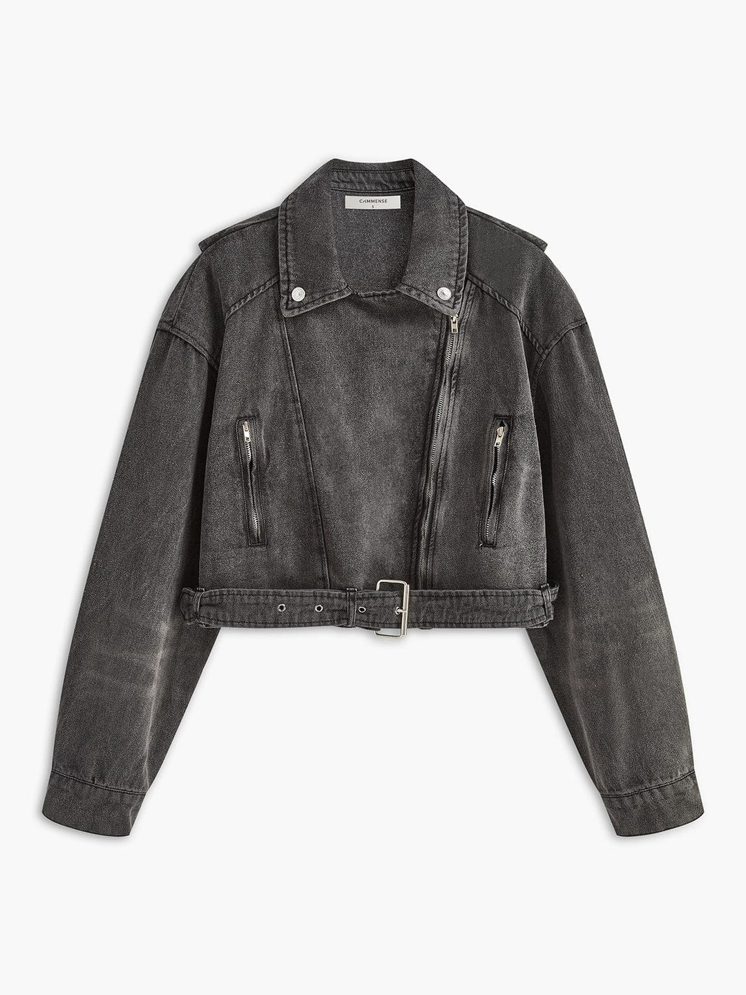 Veste courte en denim gris délavé, style biker, avec fermeture zippée asymétrique, poches zippées et ceinture ajustable à la taille pour une silhouette tendance et structurée.