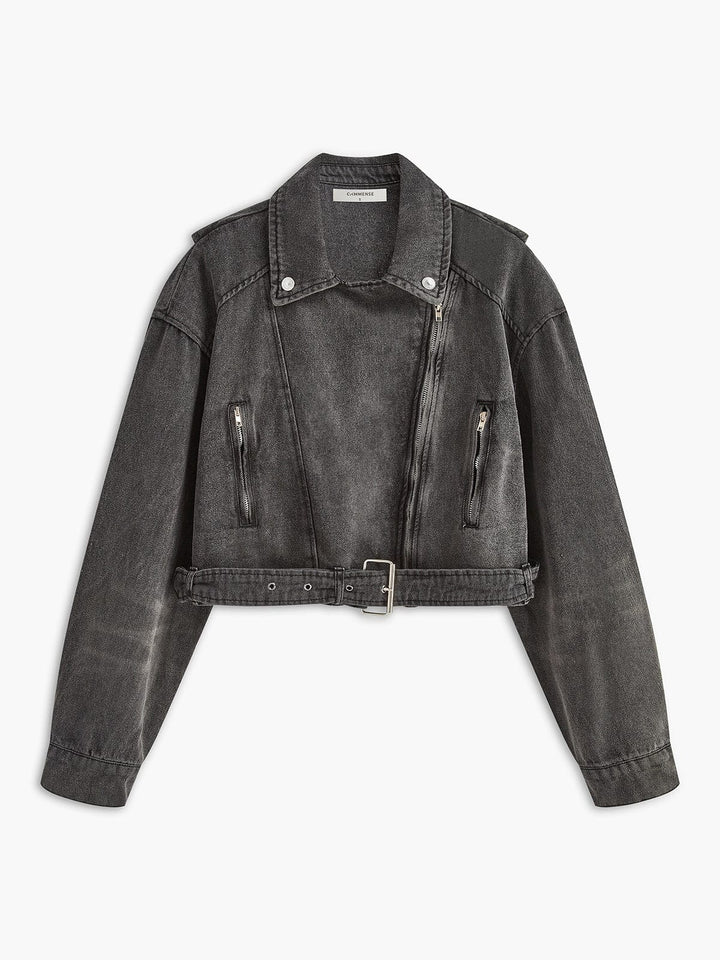 Veste courte en denim gris délavé, style biker, avec fermeture zippée asymétrique, poches zippées et ceinture ajustable à la taille pour une silhouette tendance et structurée.