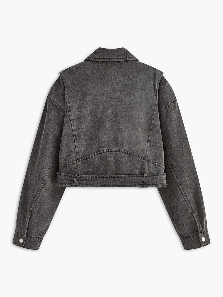 Vue arrière d’une veste courte en denim gris délavé, coupe structurée avec coutures apparentes et taille ajustée, offrant un style moderne et tendance.