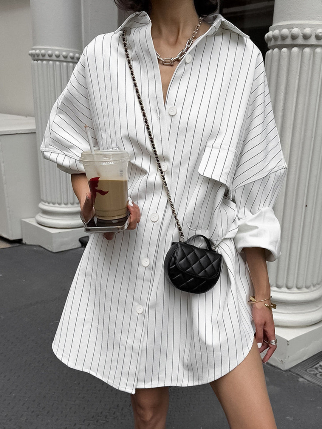 Chemise rayée oversize Latifa pour femme, boutons signature et coupe tendance adaptée aux tenues rentrée automnales.