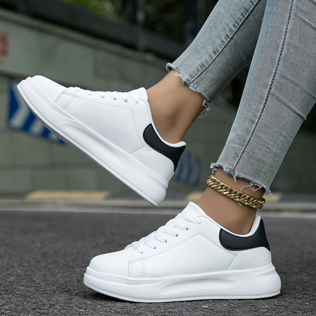 Sneakers orthopédiques pour femme Layssa, en blanc avec un détail noir au talon, offrant confort et soutien tout en étant à la mode pour un look décontracté et tendance.
