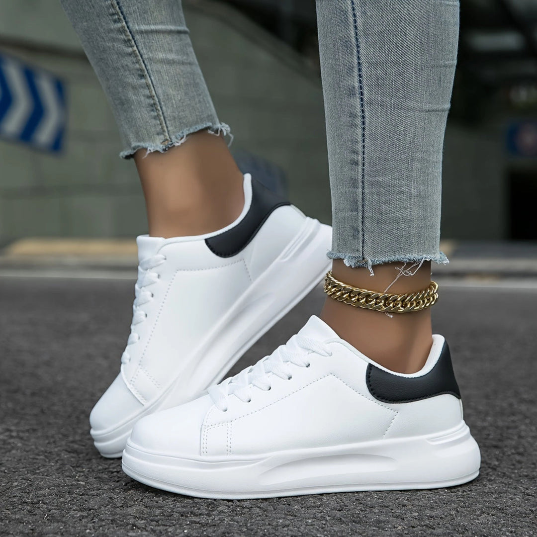 Sneakers orthopédiques pour femme Layssa, blanches avec un détail noir au talon, offrant un confort optimal et un look moderne, parfaites pour un style décontracté et tendance.