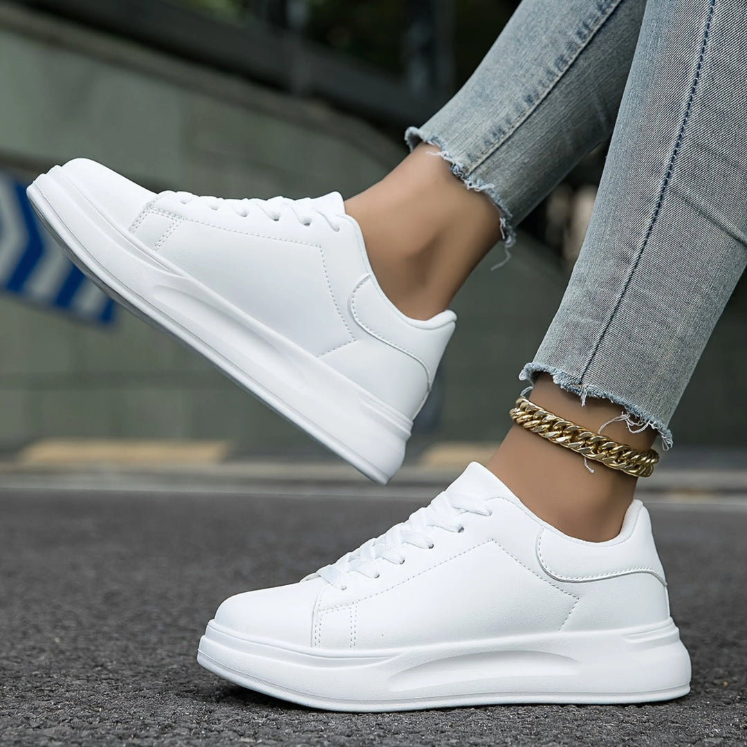 Sneakers orthopédiques pour femme Layssa, blanches, au design moderne et épuré, offrant un confort optimal et un soutien parfait pour un style décontracté et tendance.