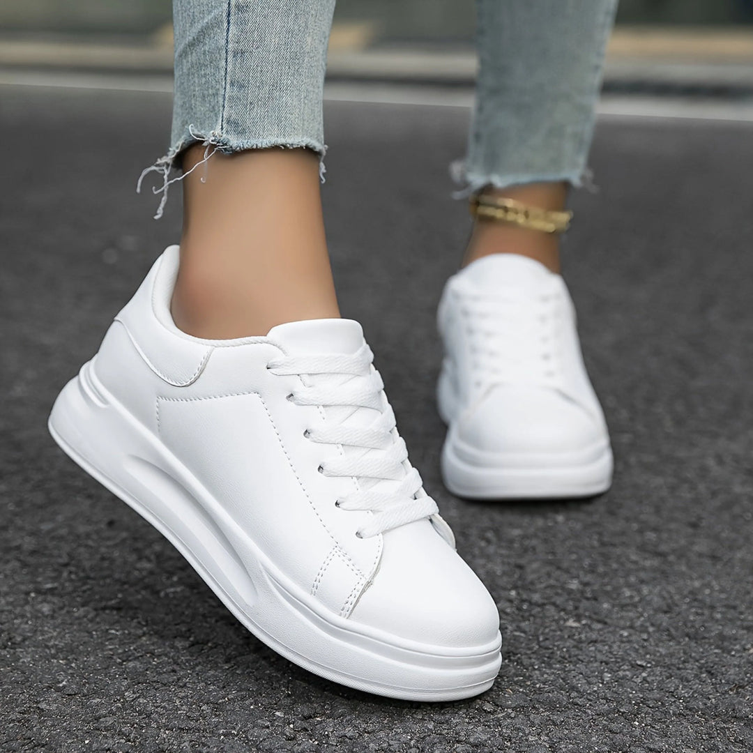 Sneakers orthopédiques pour femme Layssa, blanches au design minimaliste et élégant, offrant un confort et un soutien parfaits pour un look moderne et tendance.