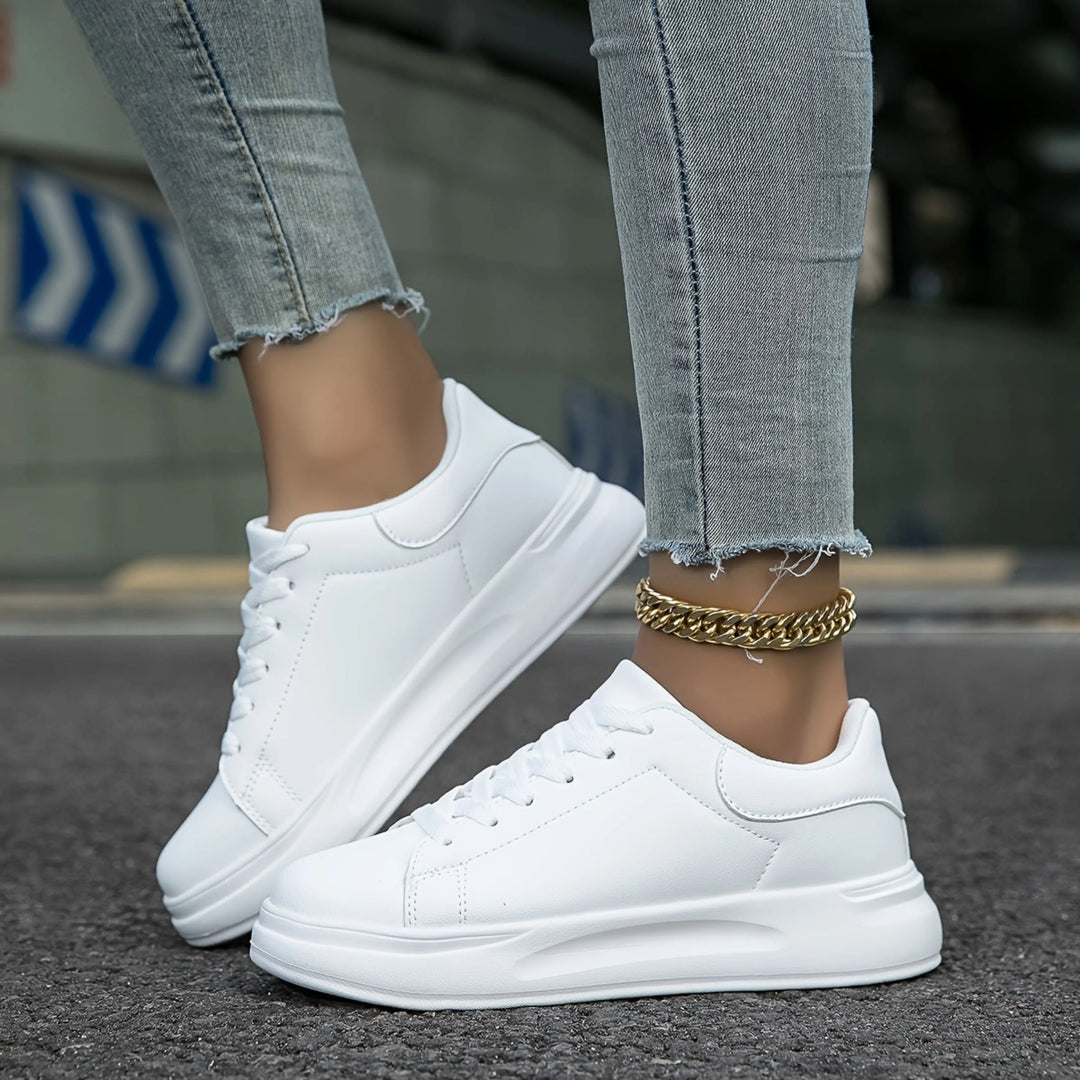 Sneakers orthopédiques pour femme Layssa, blanches au design épuré avec un confort optimal, parfaites pour un style moderne et tendance.