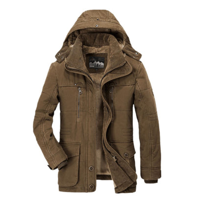 Leonie | Lange Jacke für Herren | Winter – Eine stilvolle und funktionelle Winterjacke für Herren mit bequemem Fleecefutter und verstellbarer Kapuze, perfekt für kalte Temperaturen. Sie verfügt über mehrere Reißverschlusstaschen und ein raffiniertes zweifarbiges Design, das einen Café farbenen Außenstoff mit einem beigen Futter kombiniert.