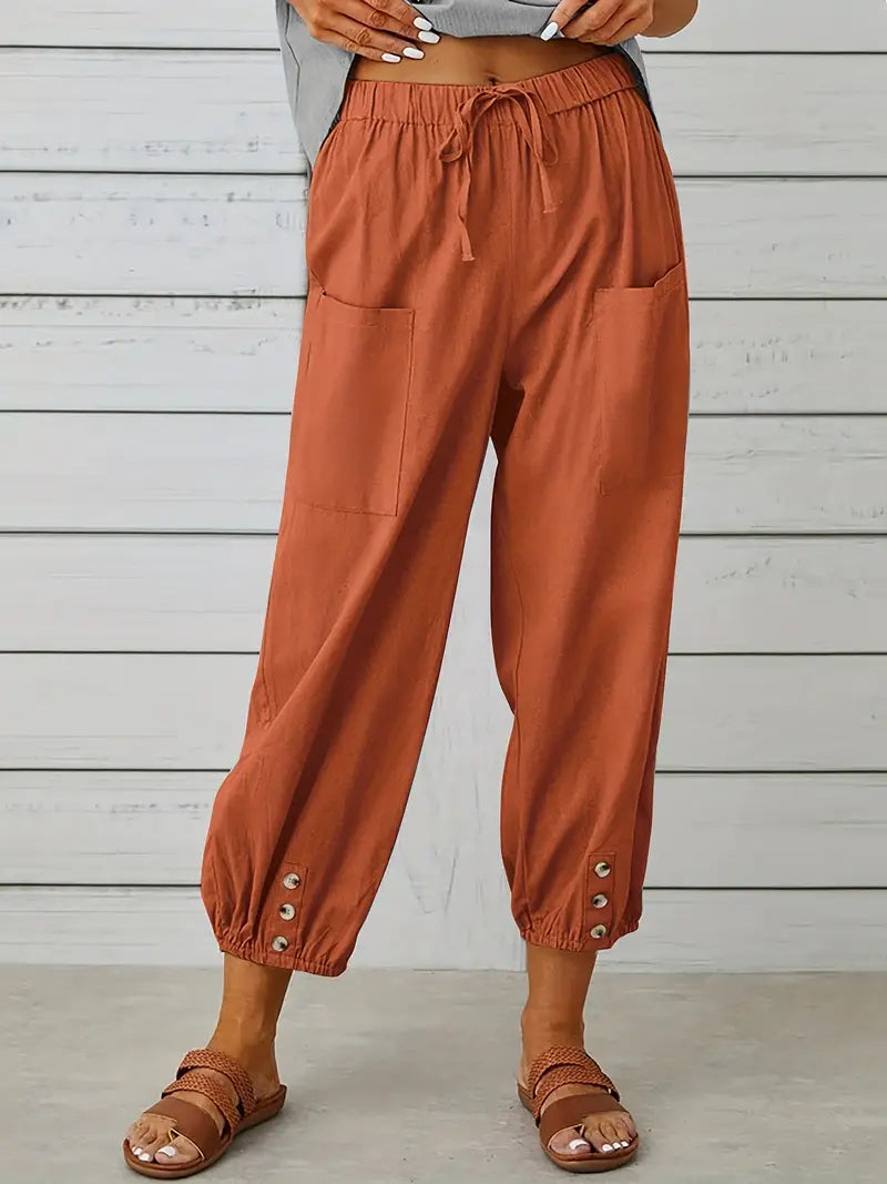 Pantalon Léontine harem ample pour femme, tissu fluide et coupe moderne adaptée aux tenues polyvalentes.