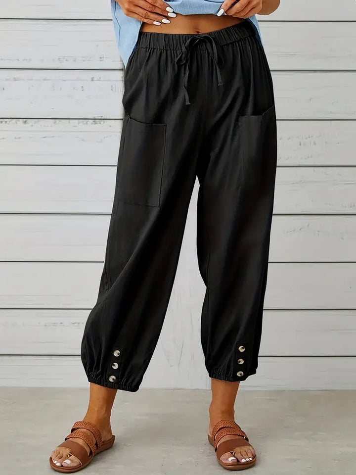 Pantalon Léontine harem ample pour femme, tissu fluide et coupe moderne adaptée aux tenues polyvalentes.