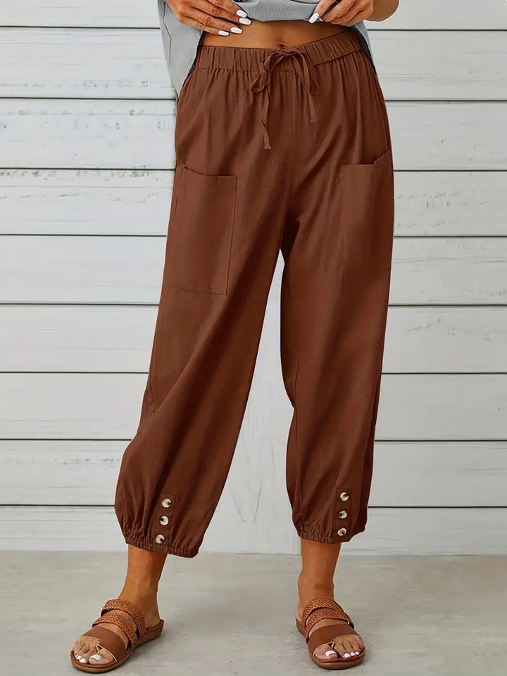 Pantalon Léontine harem ample pour femme, tissu fluide et coupe moderne adaptée aux tenues polyvalentes.