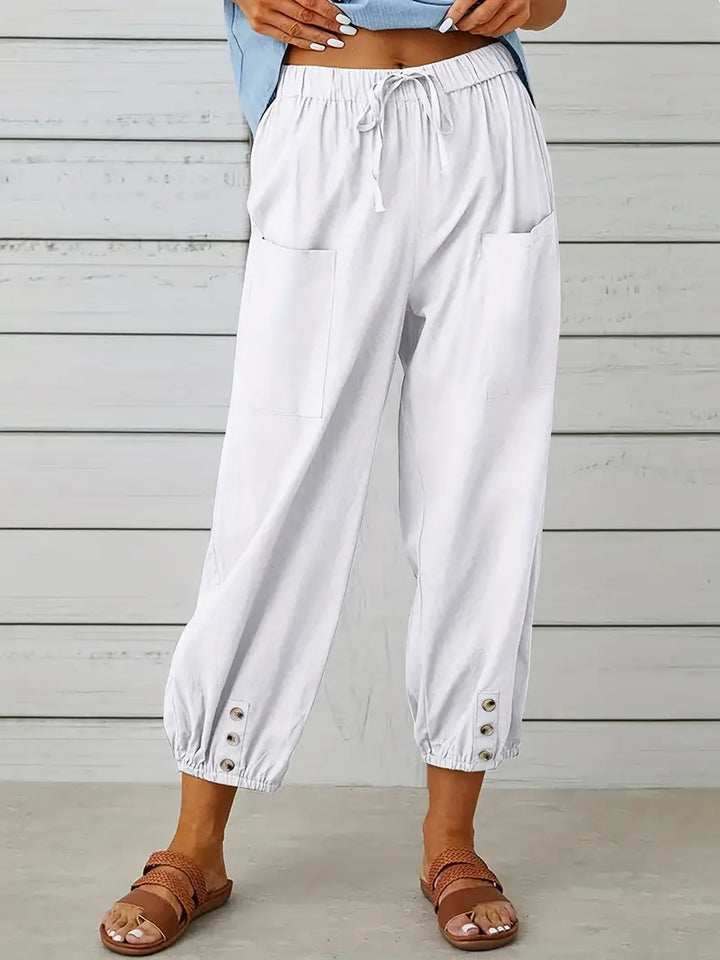 Pantalon Léontine harem ample pour femme, tissu fluide et coupe moderne adaptée aux tenues polyvalentes.