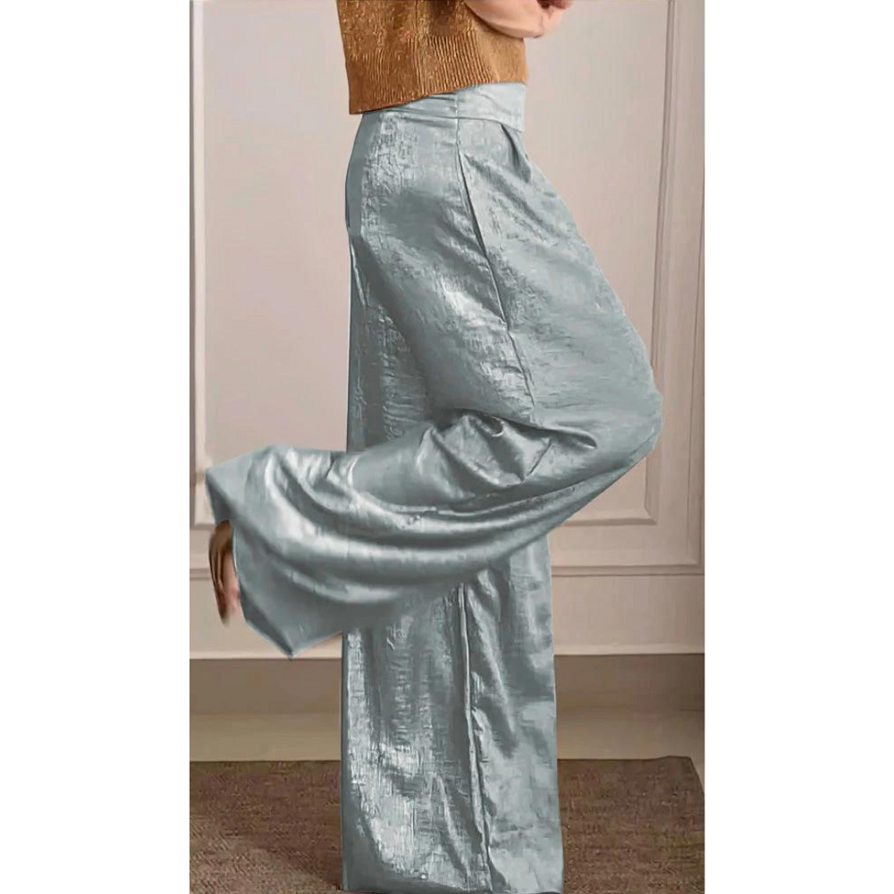 Un ensemble raffiné pour femme, composé d'un haut en maille brillante et d'un pantalon fluide aux teintes métalliques et à la coupe large, créant une silhouette élégante et moderne.