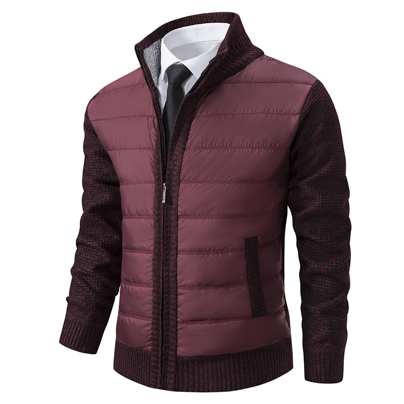 Veste moderne pour homme, avec un gilet matelassé bordeaux sur le devant et un tricot bordeaux texturé sur les manches et les côtés. La veste dispose d'une fermeture éclair centrale, d'un col élégant et d'une coupe ajustée, parfaite pour un look décontracté et chic pendant les saisons plus fraîches.
