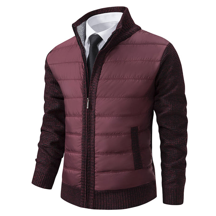 Veste moderne pour homme, avec un gilet matelassé bordeaux sur le devant et un tricot bordeaux texturé sur les manches et les côtés. La veste dispose d'une fermeture éclair centrale, d'un col élégant et d'une coupe ajustée, parfaite pour un look décontracté et chic pendant les saisons plus fraîches.