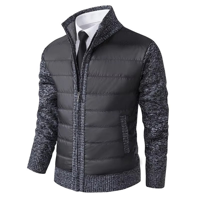 Veste homme moderne avec un gilet matelassé gris foncé sur le devant et une maille bleue texturée sur les manches et les côtés. Elle est dotée d'une fermeture zippée centrale, d'un col élégant et d'une coupe ajustée, idéale pour un look élégant et confortable en toute saison.
