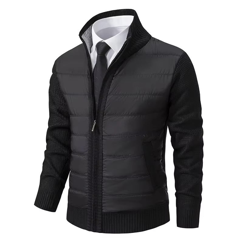 Veste moderne pour homme, avec un gilet matelassé noir sur le devant et un tricot noir texturé sur les manches et les côtés. Elle dispose d'une fermeture éclair centrale, d'un col élégant et d'une coupe ajustée, offrant un look élégant et pratique pour les journées fraîches.