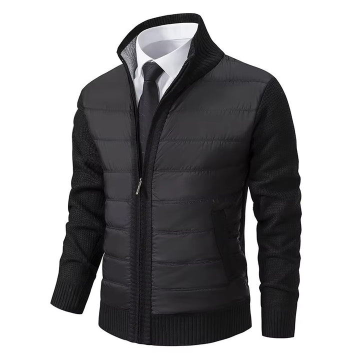 Veste moderne pour homme, avec un gilet matelassé noir sur le devant et un tricot noir texturé sur les manches et les côtés. Elle dispose d'une fermeture éclair centrale, d'un col élégant et d'une coupe ajustée, offrant un look élégant et pratique pour les journées fraîches.