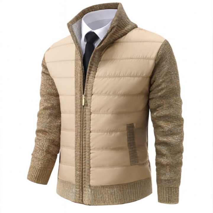 Veste moderne pour homme, avec un gilet matelassé beige sur le devant et un tricot beige texturé sur les manches et les côtés. Elle dispose d'une fermeture éclair centrale, d'un col élégant et d'une coupe ajustée, parfaite pour un look sophistiqué et confortable pendant les mois plus frais.