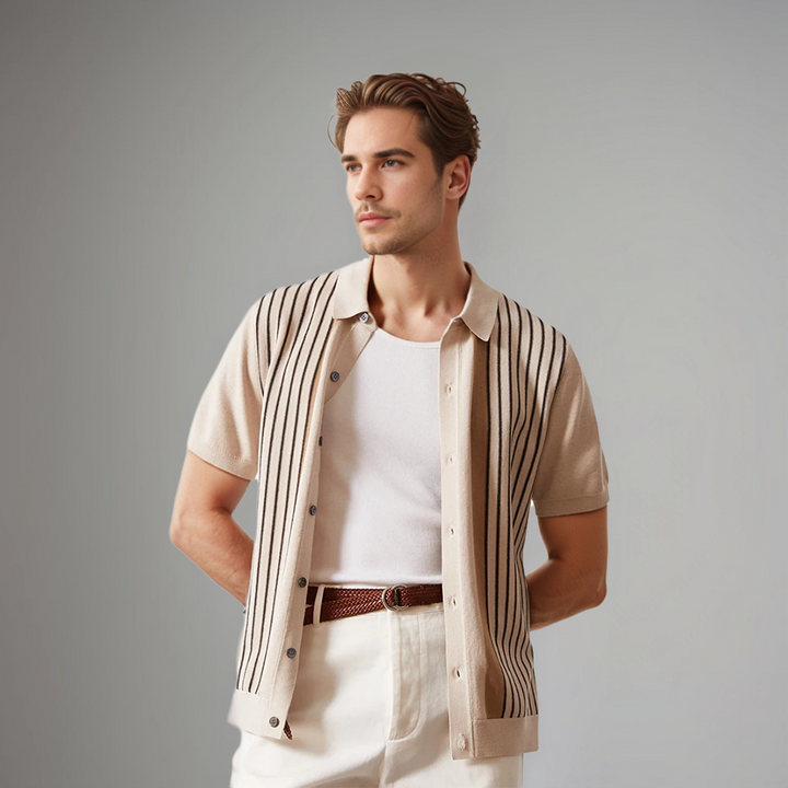 Polo homme Leroy, avec des rayures verticales noires et brunes, porté ouvert sur un t-shirt blanc. Ce polo à manches courtes, au design moderne et raffiné, apporte un style élégant et décontracté, parfait pour un look estival.