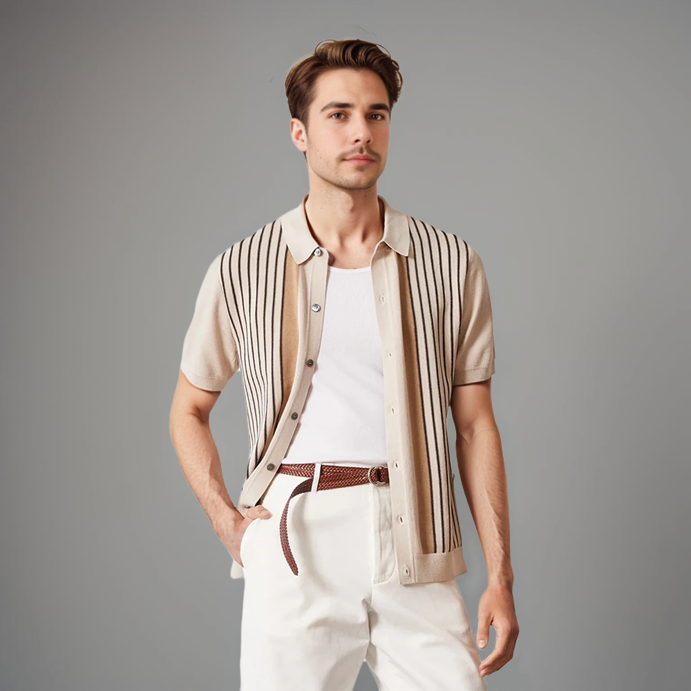 Polo homme Leroy, de couleur beige avec des rayures verticales noires et brunes, porté ouvert sur un t-shirt blanc. Ce polo à manches courtes, au design moderne et épuré, offre un look décontracté mais raffiné, parfait pour les journées estivales.