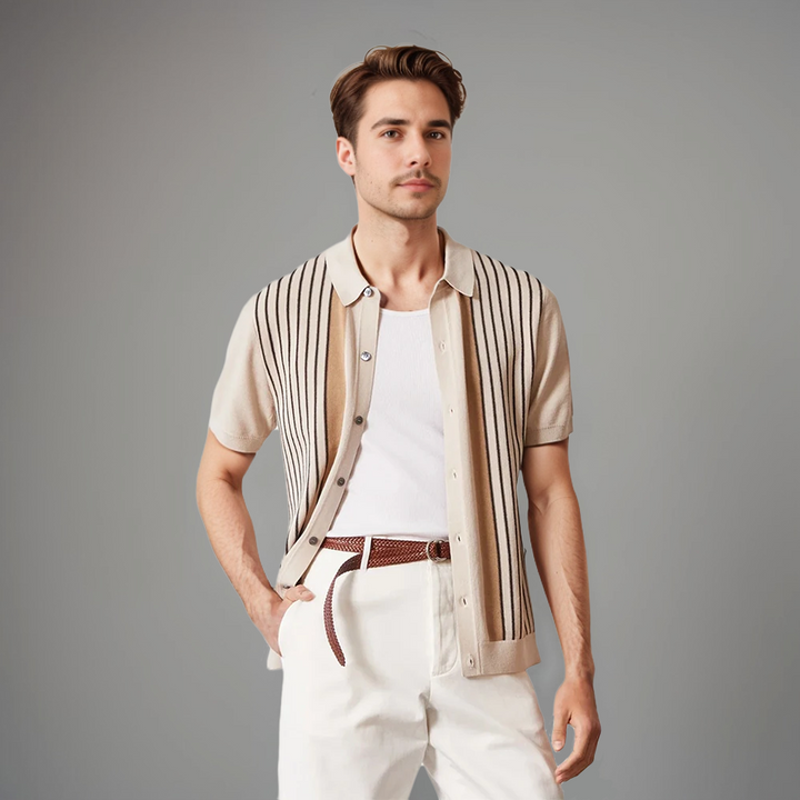 Polo homme Leroy, de couleur beige avec des rayures verticales noires et brunes, porté ouvert sur un t-shirt blanc. Ce polo à manches courtes, au design moderne et épuré, offre un look décontracté mais raffiné, parfait pour les journées estivales.
