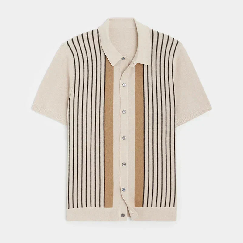 Polo homme Leroy, de couleur beige avec des rayures verticales noires et brunes. Ce polo moderne à manches courtes présente un design élégant et épuré, parfait pour un look tendance et sophistiqué.