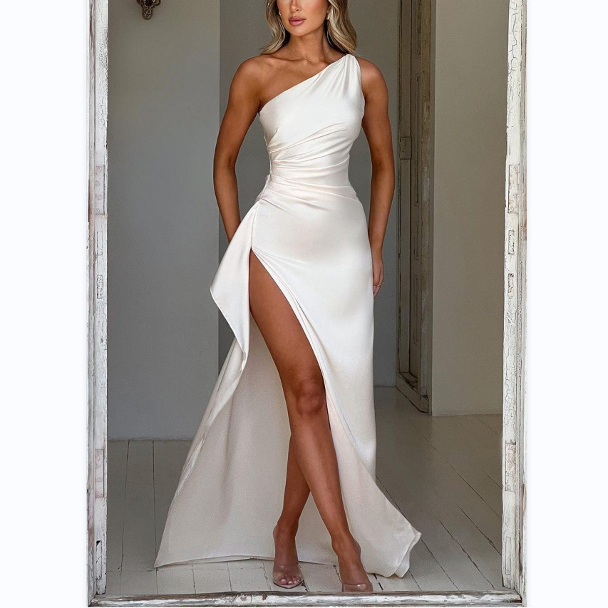 Une robe élégante à épaule unique, de couleur ivoire, avec une coupe fluide et une fente latérale sensuelle. Ce modèle sophistiqué est parfait pour une soirée ou un événement festif, offrant un look chic et moderne. Un choix idéal pour une occasion spéciale.