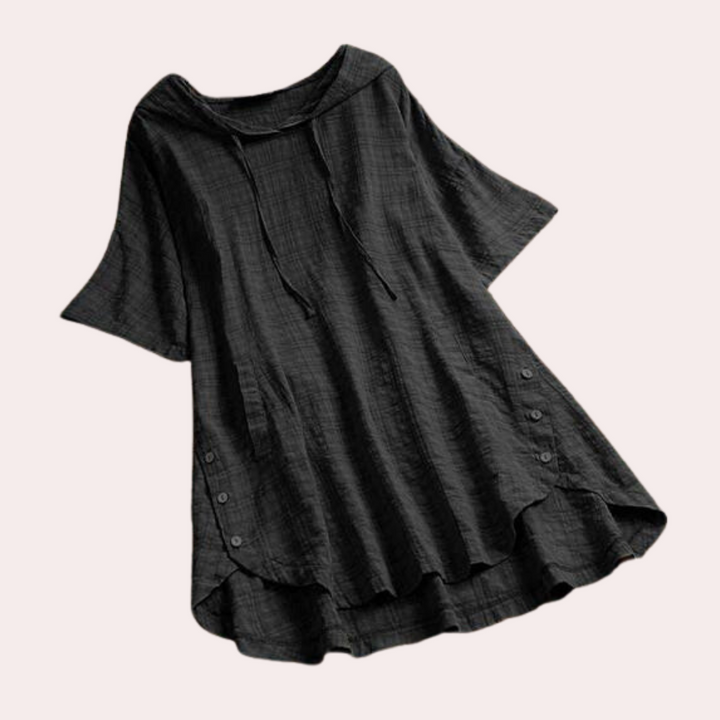 Chemisier long et ample Lina pour femme, au style décontracté et moderne. Ce modèle à manches courtes avec une capuche et des boutons sur les côtés offre un look élégant et confortable, idéal pour un style quotidien détendu.