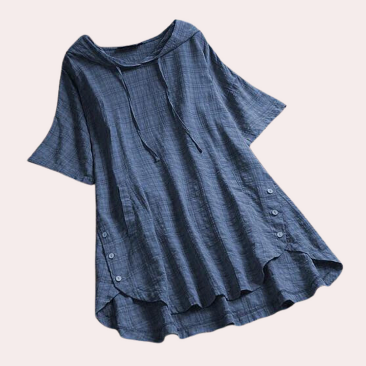 Chemisier long et ample Lina pour femme, au style moderne et décontracté. Ce modèle à manches courtes, avec une capuche et des boutons sur les côtés, offre une coupe fluide et confortable, idéale pour un look décontracté et élégant au quotidien.