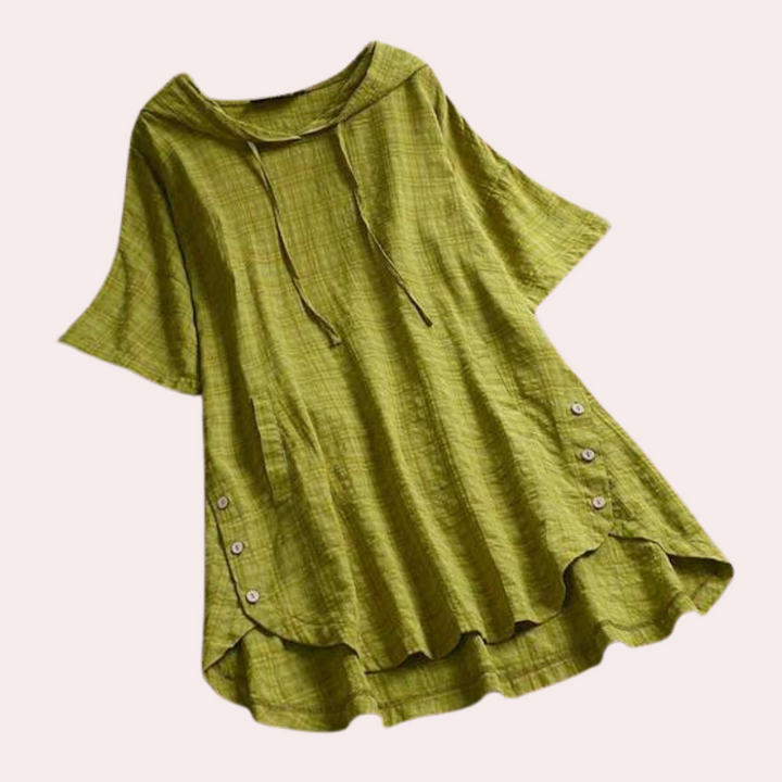 Chemisier long et ample Lina pour femme, au style moderne et décontracté. Ce modèle à manches courtes, avec une capuche et des boutons sur les côtés, offre une coupe fluide et légère, parfaite pour un look confortable et tendance au quotidien.