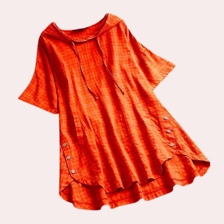 Chemisier long et ample Lina pour femme, au style moderne et décontracté. Ce modèle à manches courtes, avec une capuche et des boutons sur les côtés, offre une coupe fluide et légère, idéale pour un look confortable et coloré au quotidien.