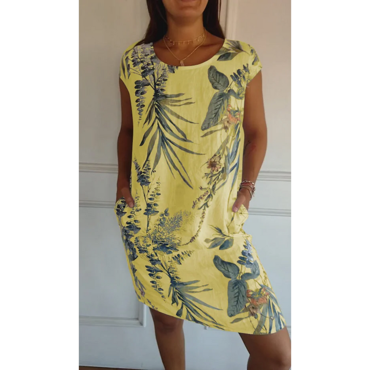 Cette robe en lin léger, de couleur jaune éclatant avec un imprimé floral tropical, est idéale pour un look estival frais et vibrant. Elle présente une coupe décontractée et des poches latérales pratiques, parfaite pour les journées ensoleillées et les occasions décontractées.