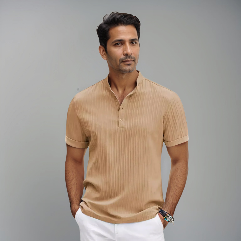 Homme portant un polo beige à manches courtes, avec un col à boutons et un motif rayé subtil. Un style moderne et élégant, idéal pour un look estival chic et décontracté.