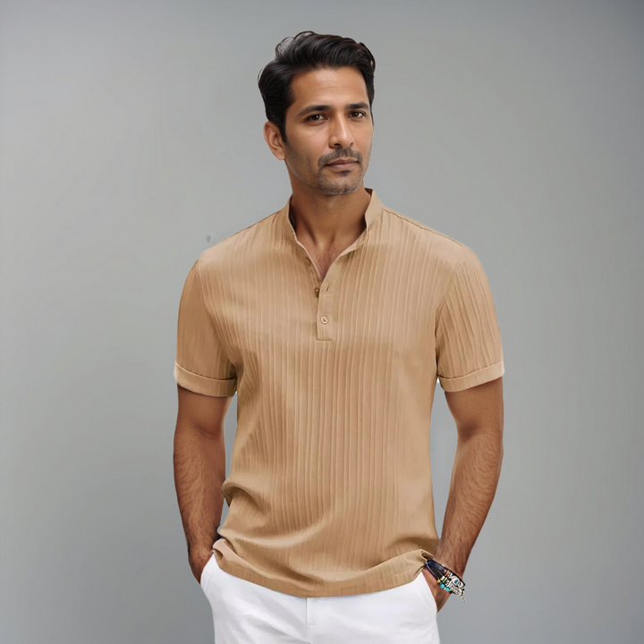 Homme portant un polo beige à manches courtes, avec un col à boutons et un motif rayé subtil. Un style moderne et élégant, idéal pour un look estival chic et décontracté.