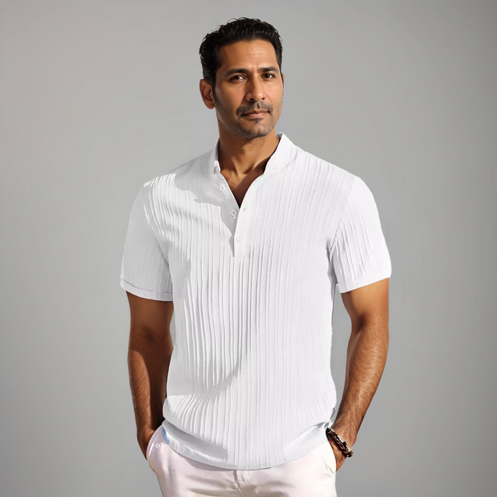 Homme portant un polo blanc à manches courtes avec un col à boutons et un motif rayé subtil. Ce modèle moderne et élégant est parfait pour un look estival raffiné et décontracté.