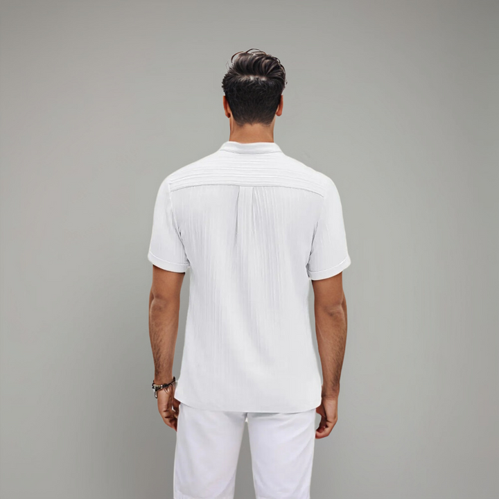 Vue arrière du polo blanc à manches courtes avec un col à boutons et un motif rayé subtil. Un style élégant et moderne, parfait pour un look estival à la fois décontracté et raffiné.