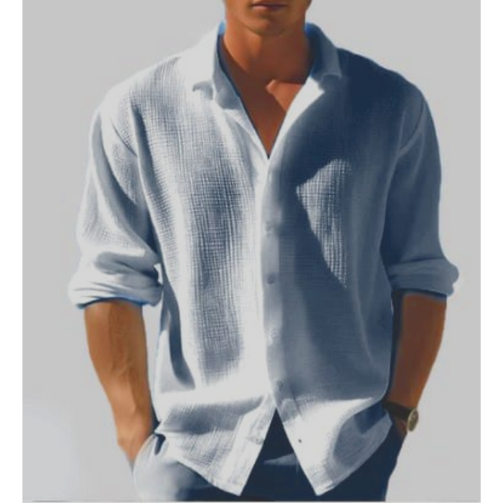 Homme portant la chemise Lothaire moderne à manches longues, en tissu texturé bleu clair, col ouvert et coupe décontractée, idéale pour un style élégant au quotidien.