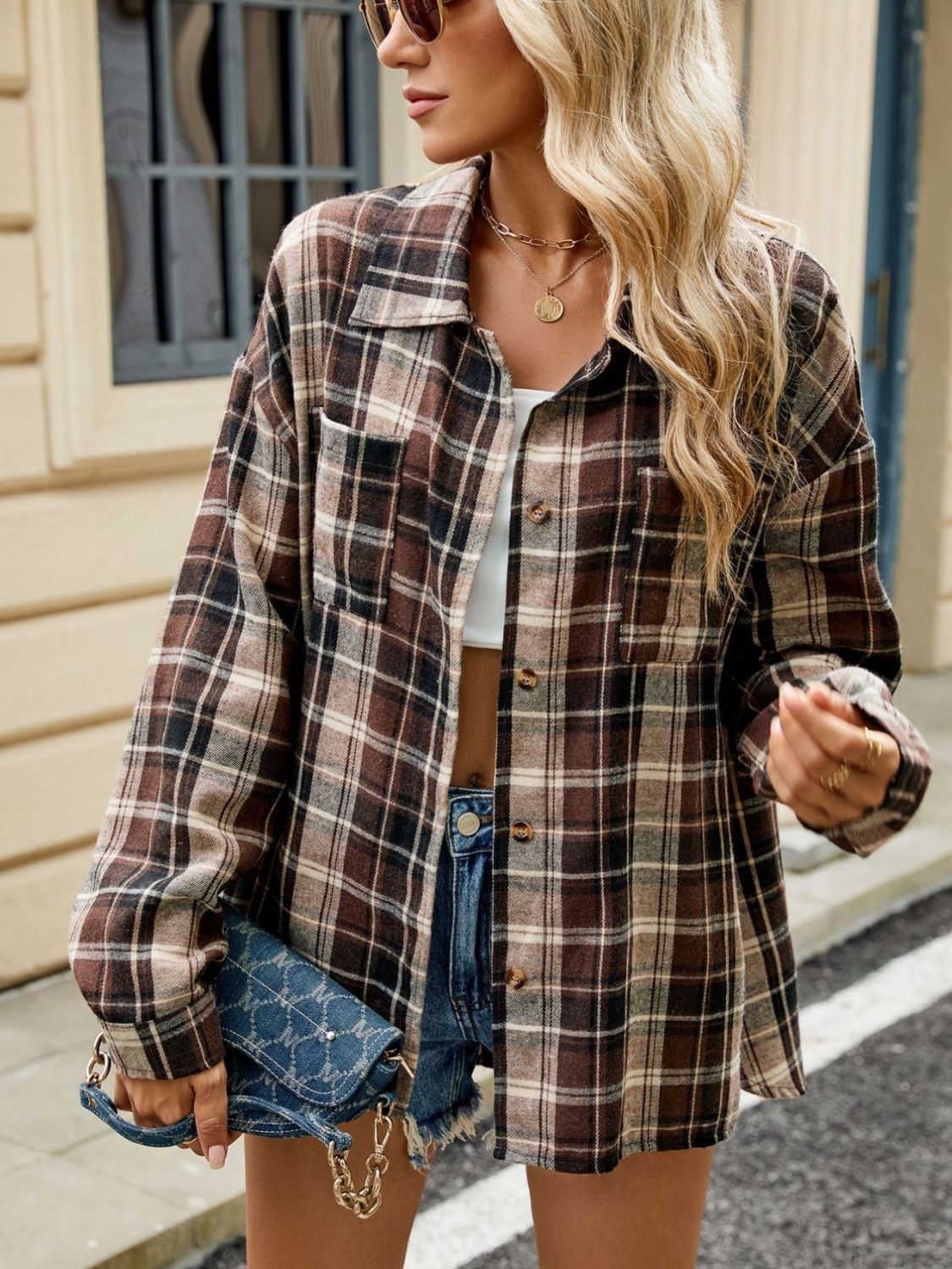 Chemise à carreaux marron et beige, coupe décontractée, boutons dorés, parfaite pour un look casual et tendance.
