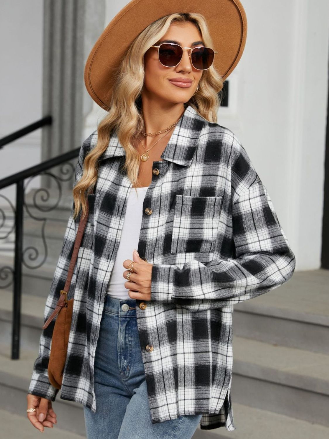  Chemise à carreaux noir et blanc, coupe décontractée avec boutons, parfaite pour un look tendance et confortable au quotidien.