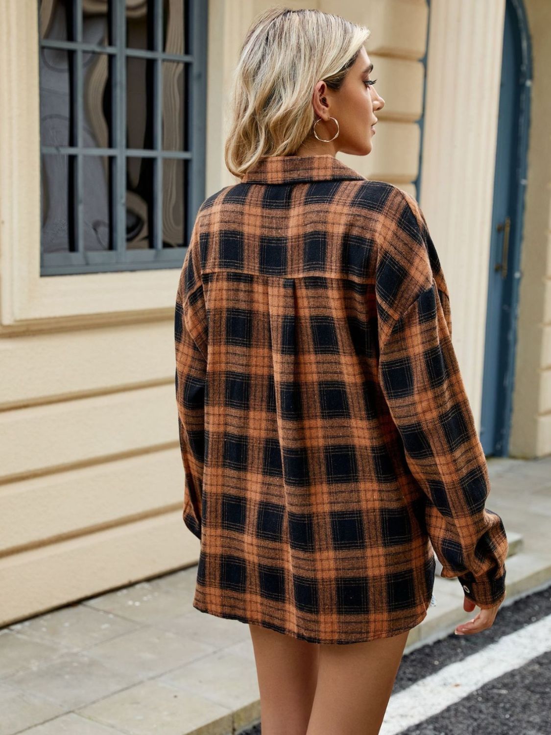 Chemise à carreaux marron et noir, coupe ample et confortable, idéale pour un look décontracté et moderne.