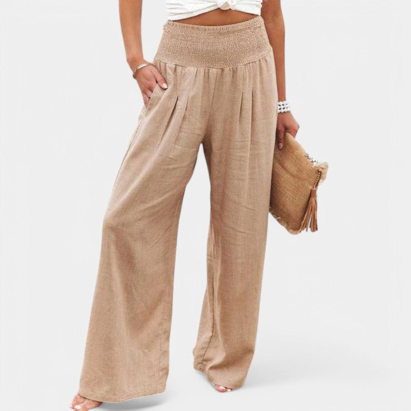 Ce pantalon léger et élégant est conçu pour offrir confort et style. Parfait pour les journées estivales, il présente une taille élastique et des plis flatteurs. À porter avec un top léger ou un t-shirt pour un look décontracté et chic.