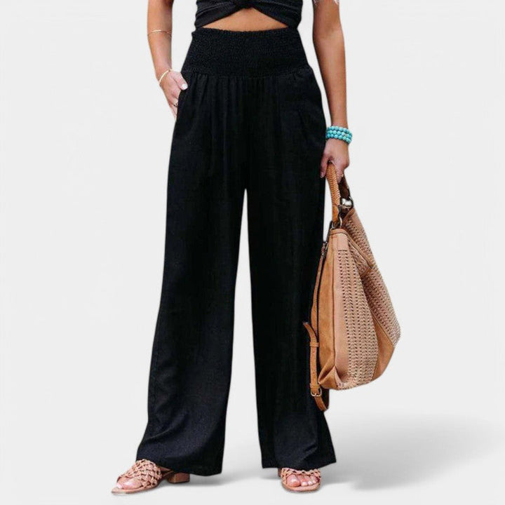 Ce pantalon noir en lin allie confort et style. Avec sa taille élastique et ses plis élégants, il s’adapte à toutes les occasions. Associez-le à un top décontracté ou une chemise pour un look moderne et raffiné.