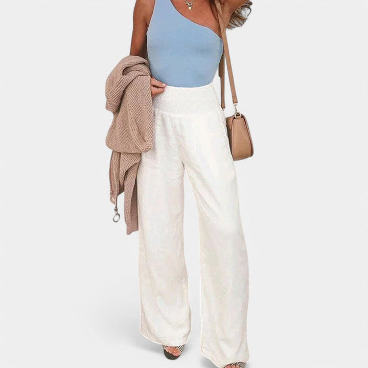 Ce pantalon blanc en lin apporte une touche d’élégance décontractée. Avec sa taille élastique et sa coupe fluide, il se marie parfaitement avec un top léger pour un look estival chic et confortable.