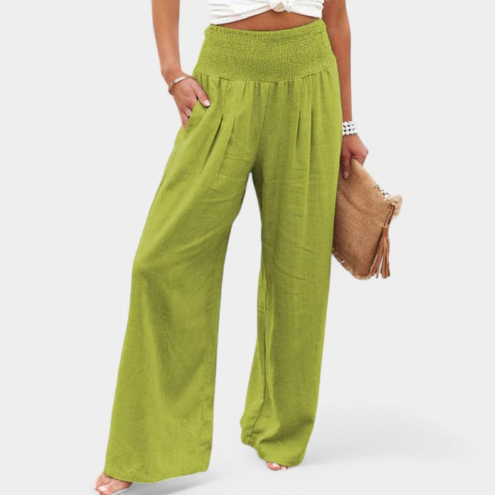 Ce pantalon en lin vert vif apporte une touche de fraîcheur et de couleur à votre garde-robe. Avec sa taille élastique et sa coupe fluide, il assure confort et style. Parfait pour un look estival et décontracté, à associer avec un top léger.