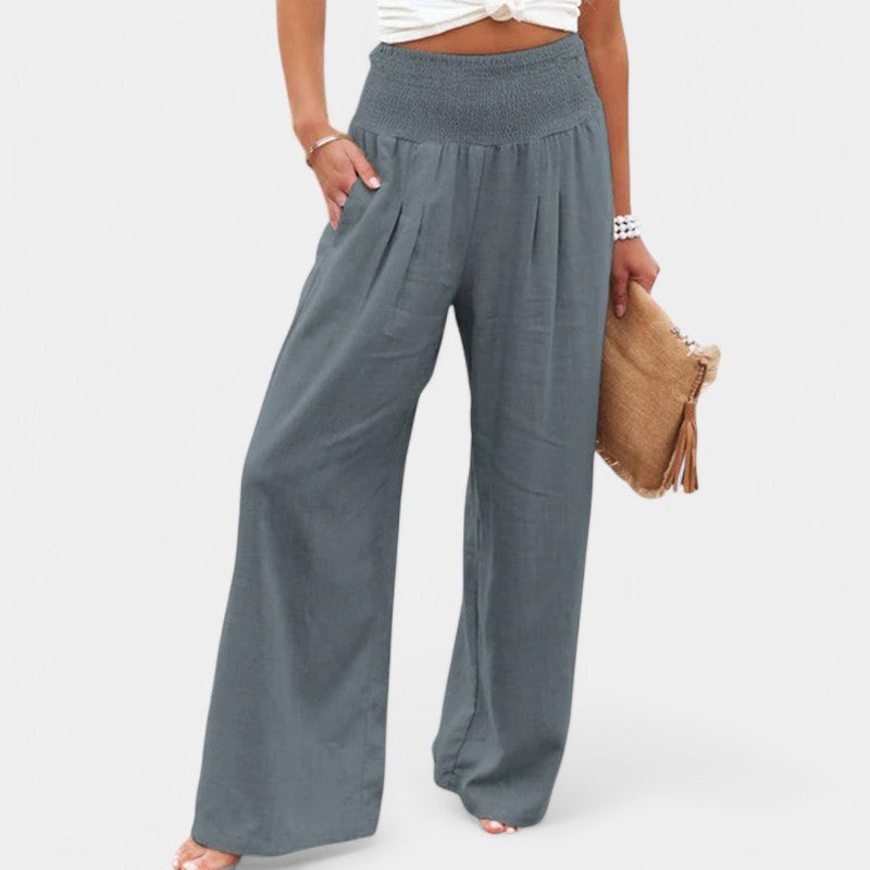 Ce pantalon en lin gris élégant combine confort et style. Avec sa taille élastique et sa coupe fluide, il est parfait pour un look décontracté et moderne. Idéal pour les journées chaudes, il se porte facilement avec un top léger ou une blouse.